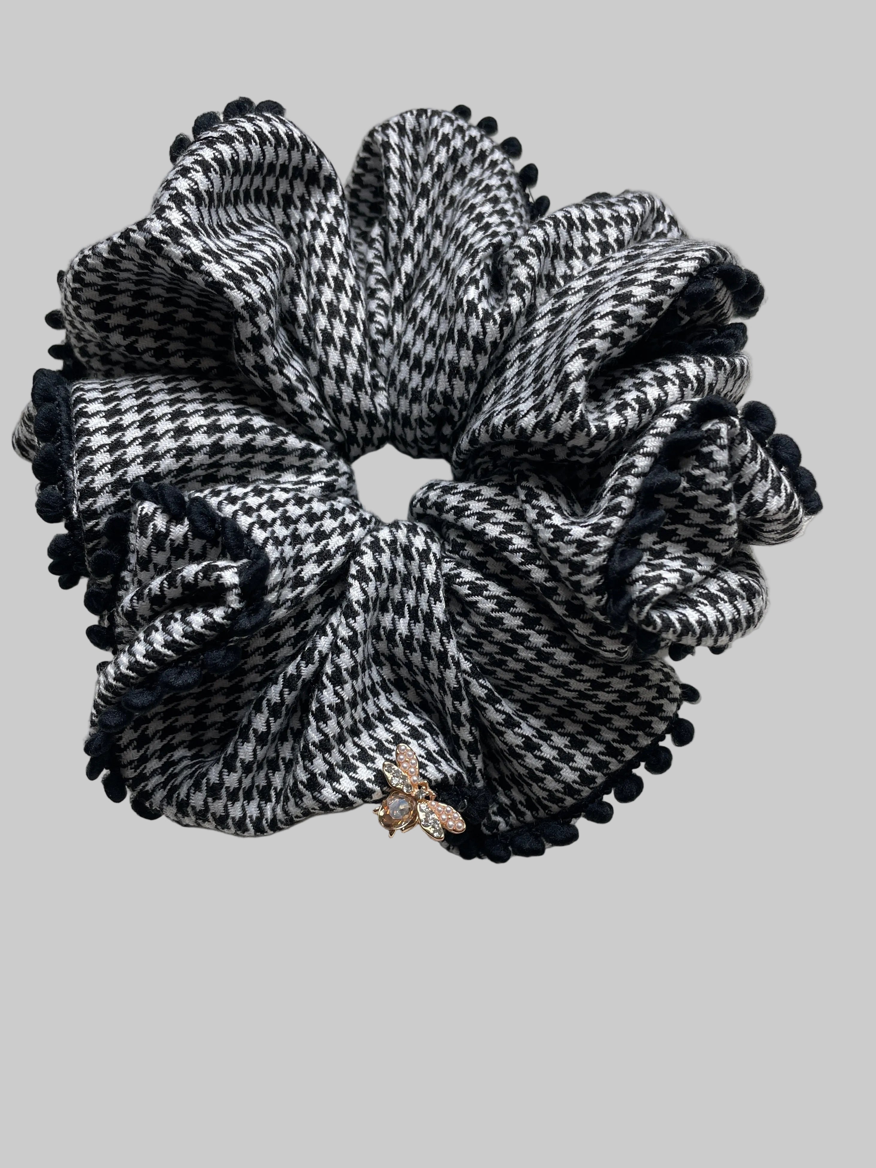 Chouchou Pied-de-Poule Couture – Élégance Ker Gaboma