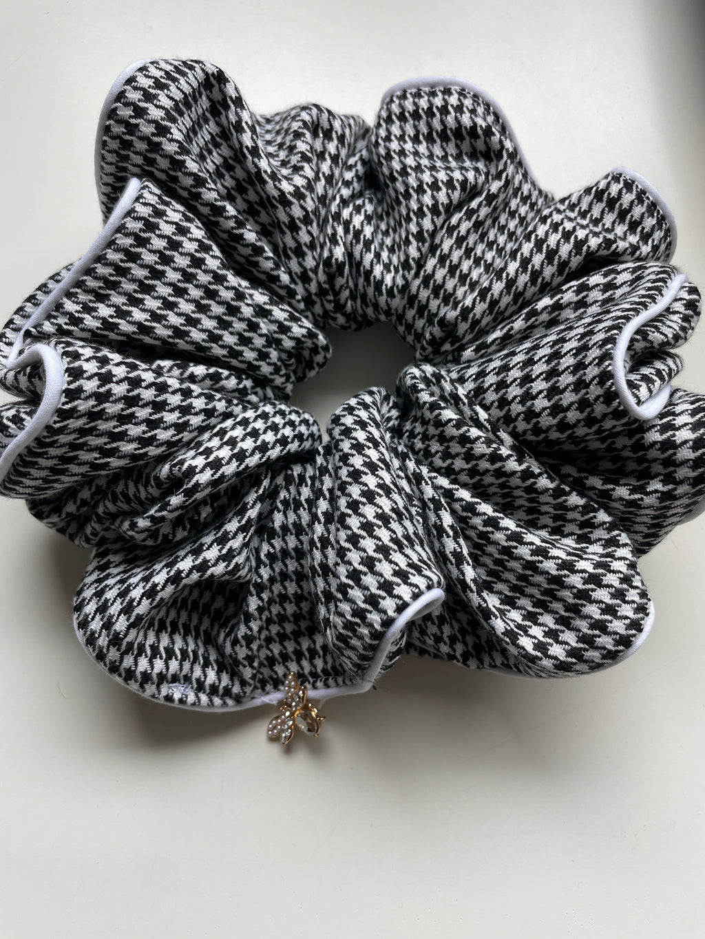 Chouchou Pied-de-Poule Couture – Élégance Ker Gaboma