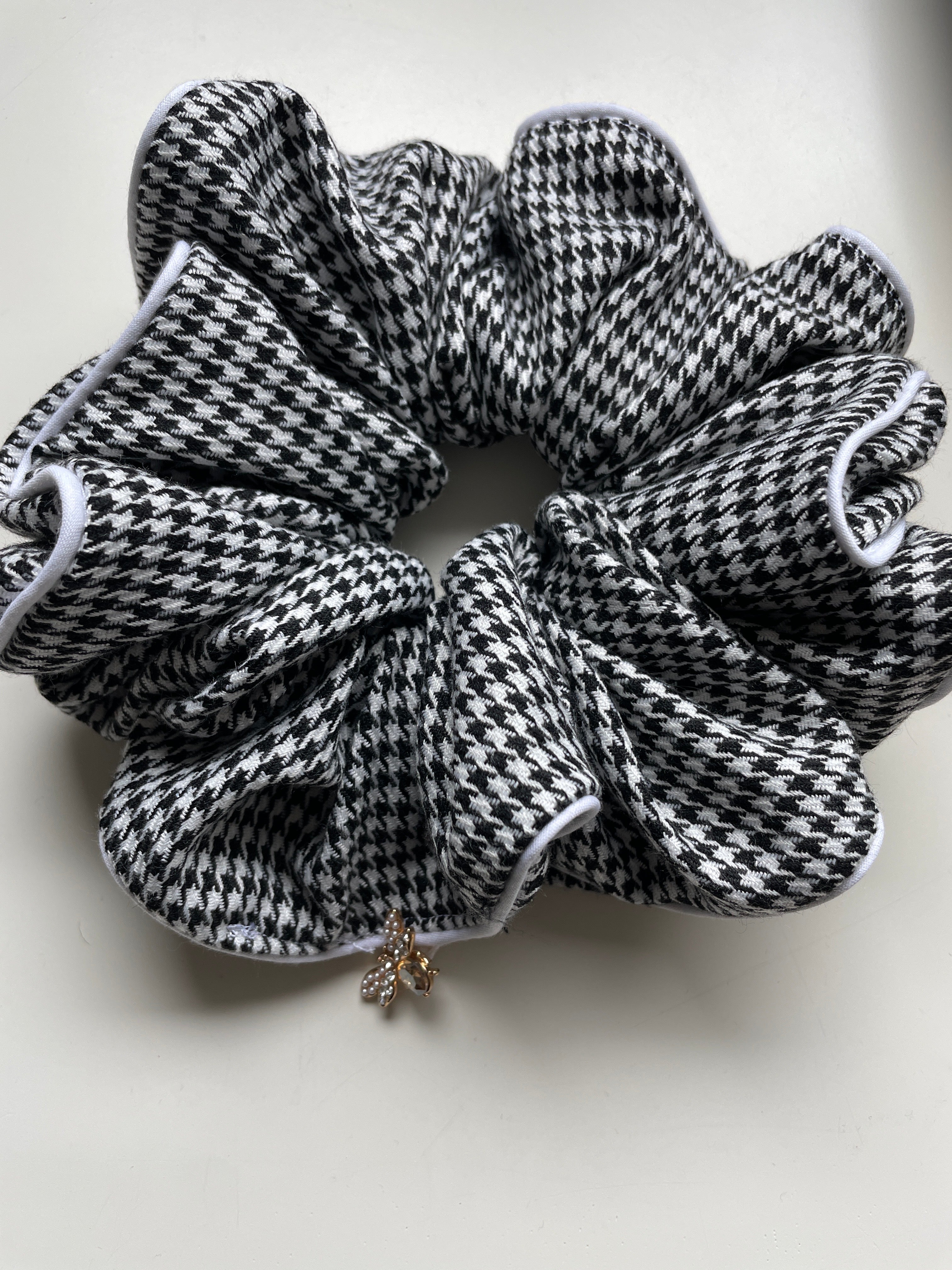 Chouchou Pied-de-Poule Couture – Élégance Ker Gaboma