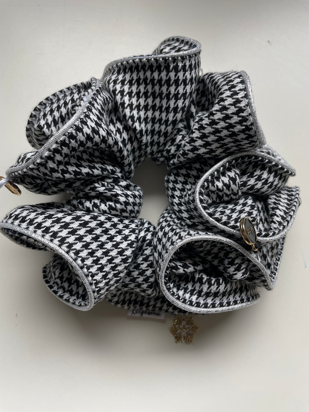 Chouchou Pied-de-Poule Couture – Élégance Ker Gaboma
