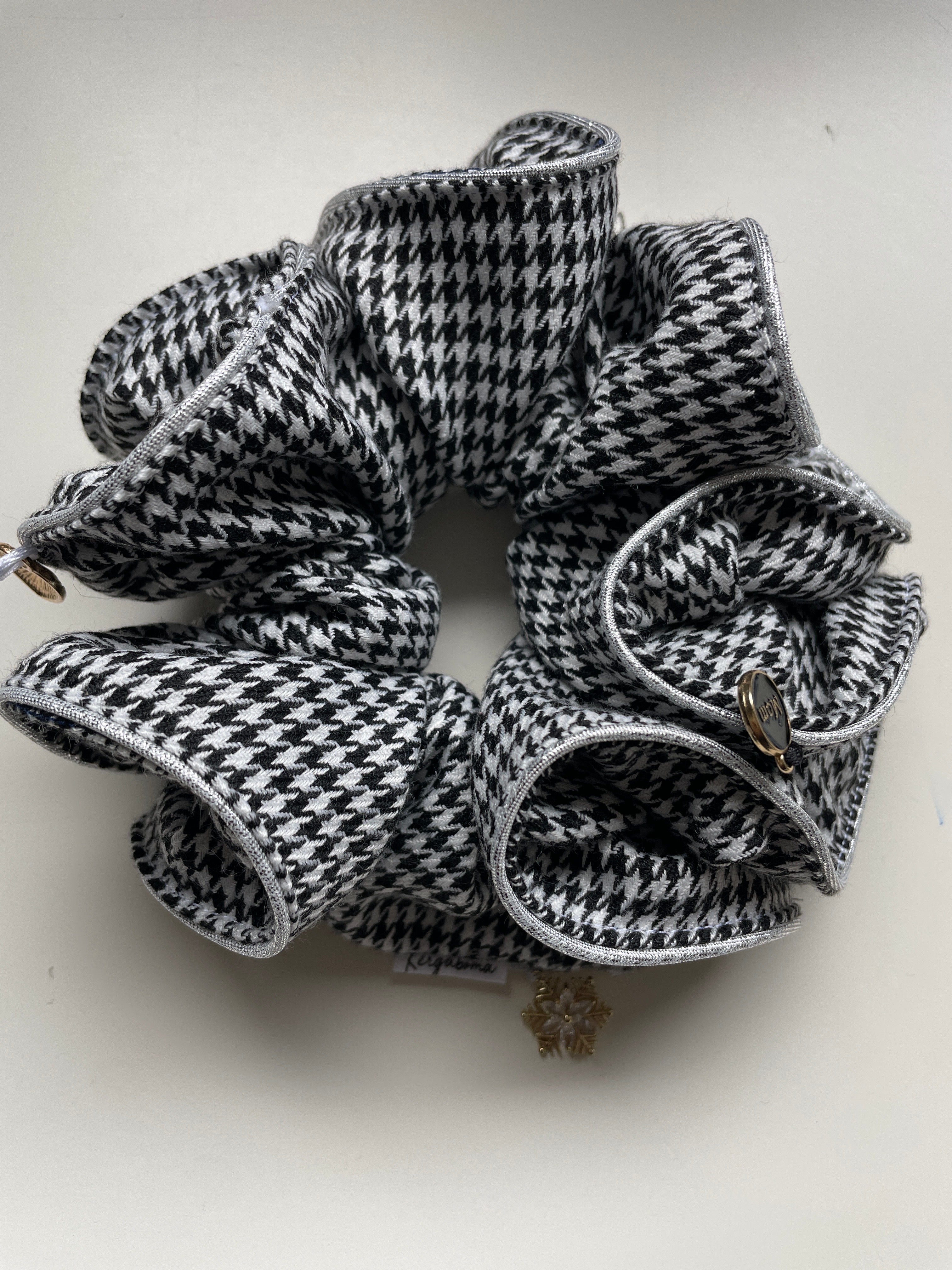 Chouchou Pied-de-Poule Couture – Élégance Ker Gaboma